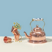 Медный кованый чайник с фарфоровой ручкой